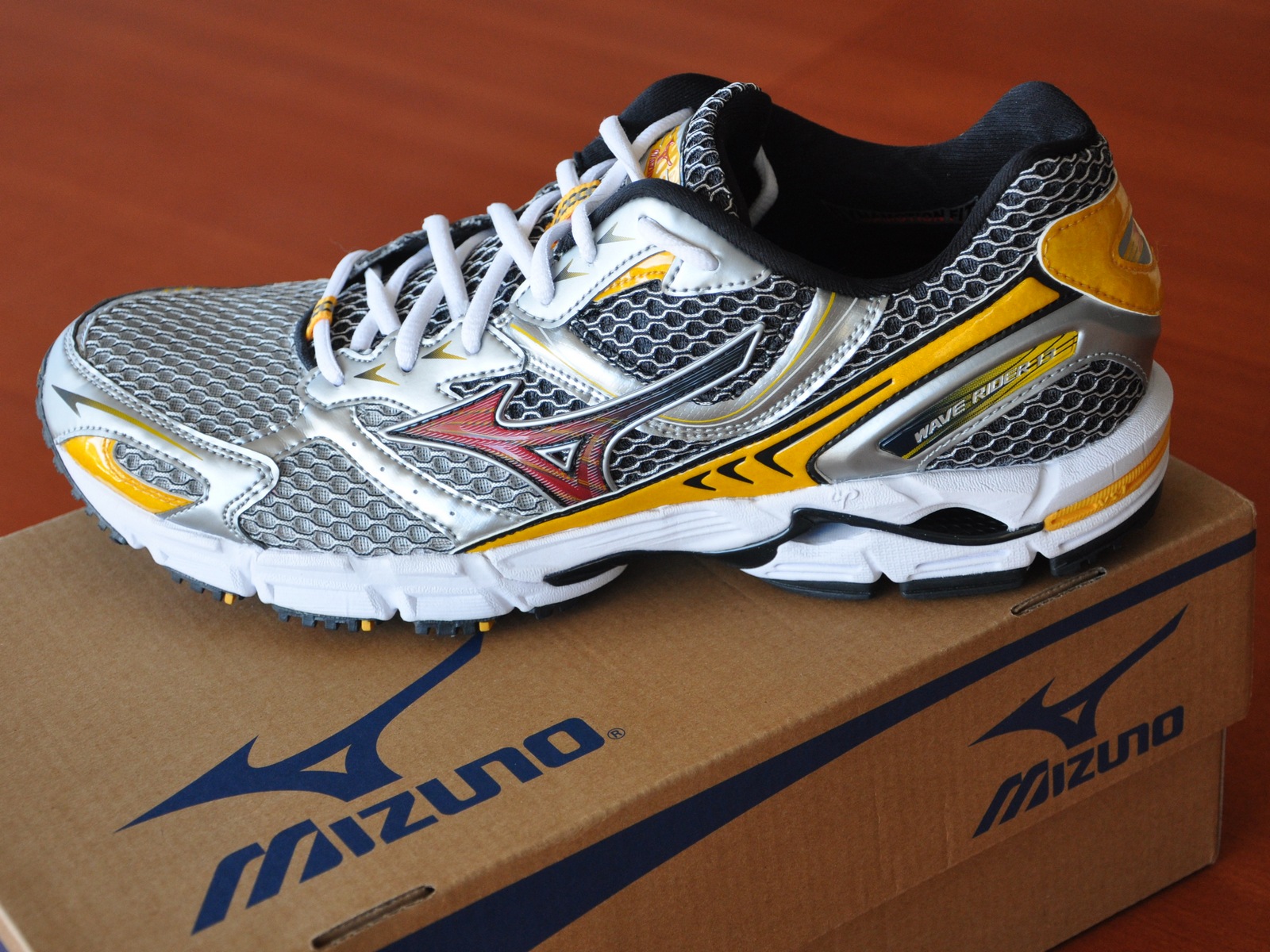 mizuno wave rider 13