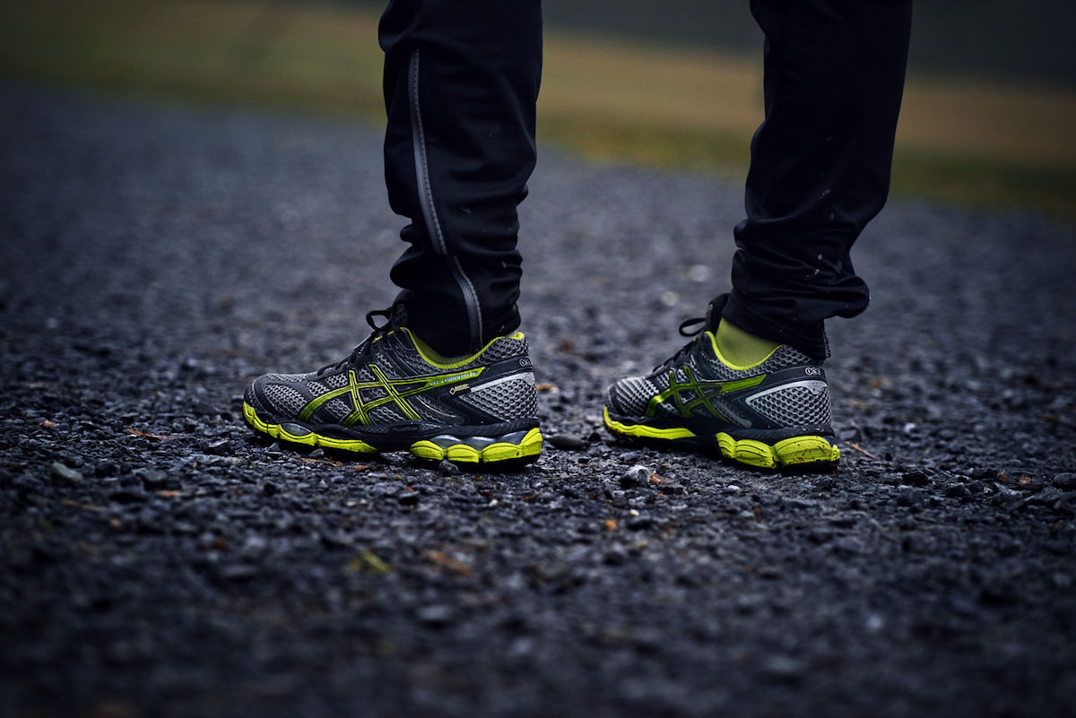 Кроссовки для бега должны быть. Асикс кроссовки марафон. Кроссовки с тегами. Кроссовки для бега в лесу. Бег в зеленых кроссовках.